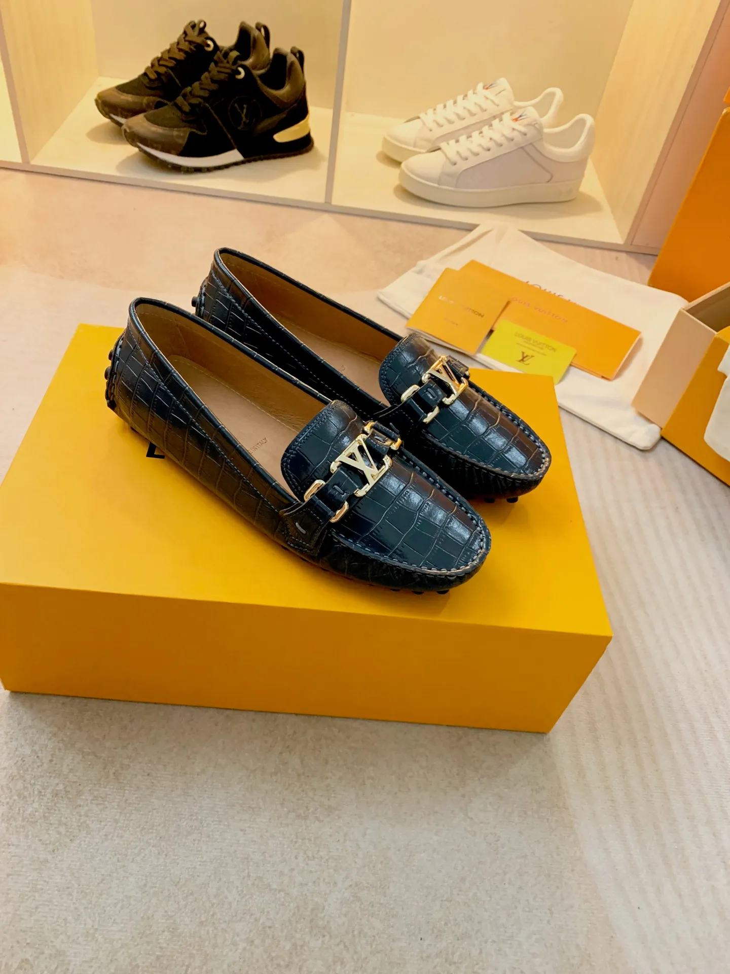 p460💰Couple model❤️🇫🇷 𝙇𝙤𝙪𝙞𝙨 𝙑𝙪𝙞𝙩𝙩𝙤𝙣 🇫🇷Louis Vuitton 2023 Classic𝓛𝓿 𝓣𝓻𝓪𝓲𝓷𝓮𝓻 Sports Series ➪➪➪¯ [Arizona Doudou Shoes Series] ▪️▪️▪️Arizona slip-on shoes are made of Monogram Eclipse canvas. Its hand-painted and dyed edges and hand-sewn uppers fully demonstrate Louis Vuitton's traditional shoemaking craftsmanship. This slip-on shoe is very lightweight. The integrated tongue and upper make it particularly comfortable and flexible. The soft outsole is equipped with rubber padding. Decorated with matching sash. Detailed features: ☑️Monogram Eclipse canvas ☑️Black Eclipse pattern ☑️Hand-painted shoe edges ☑️Hand-sewn uppers (each pair takes time to process) ☑️Integrated tongue and upper construction ☑️Outsole equipped with rubber lining ☑️size: 35_46